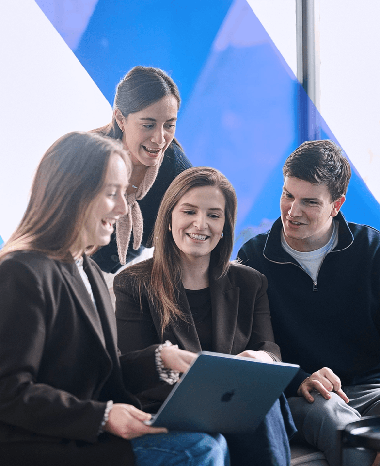 Team van Studio Copain projectmanagers werkt samen aan campagnes op pc